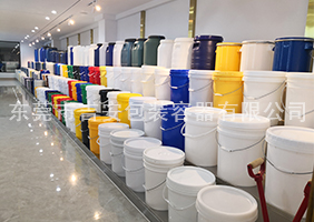 日本女人与黑大屌吉安容器一楼涂料桶、机油桶展区